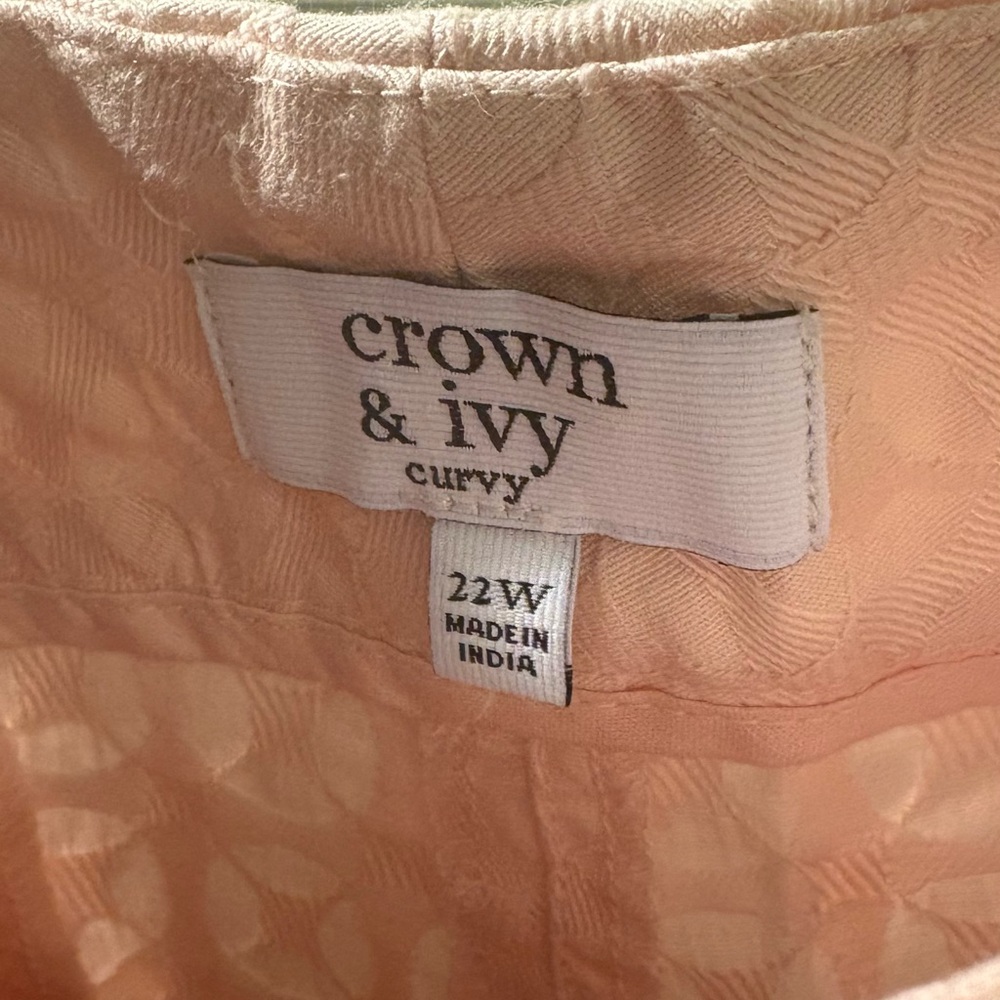 Crown & Ivy Women’s Plus Light Pink Textured Shorts with Scalloped Hem Sz 22W - Picture 7 of 10